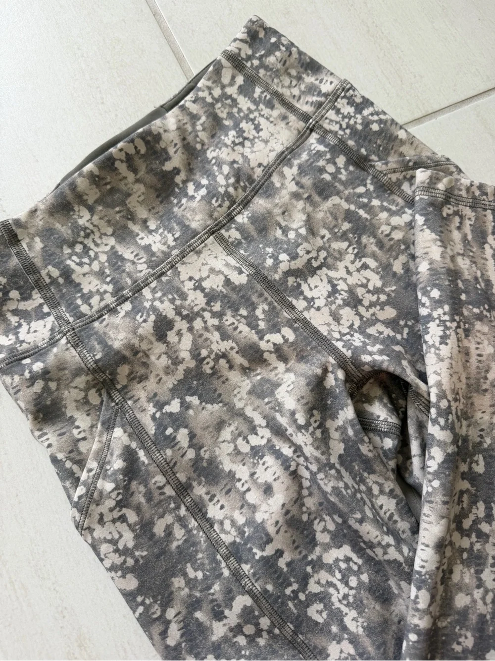 Lululemon Gray Camouflage Print Leggings Size 4